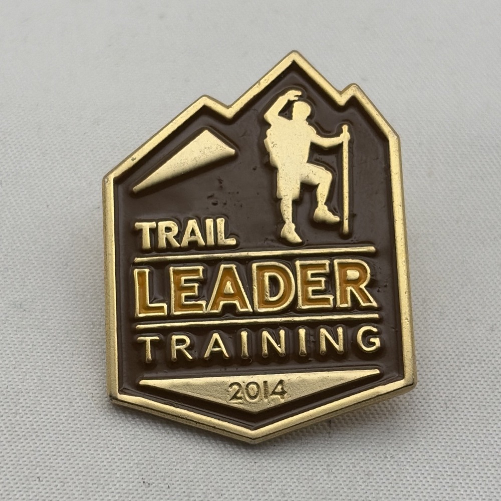 2014 Trail Leader Training Hiking Woods Forest Lapel Hat‎ Pin Gold Brown